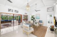 Belle Escapes Tropical Haven Holiday Home Palm Cove - Bed and Breakfast