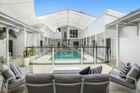 Belle Escapes Villa Rosa just minutes to Trinity Beach - B&B