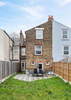 Two Bed Flat in Bush Hill Park - B&B