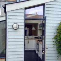 Stylish Boatwright Cottage moments from beach by Whitstable-Holidays - B&B