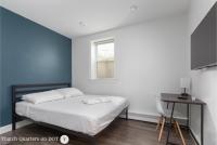 Zimmer 102 mit Queensize-Bett und Gemeinschaftsbad