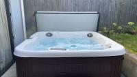 Beautiful 4 Double Bedroom House in Poole with Hot tub, near Sandbanks - Chambres d'hôtes Poole
