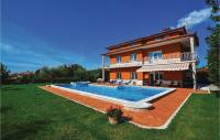 B&B Sesana - Awesome Home In Sezana With Outdoor Swimming Pool - Bed and Breakfast Sesana