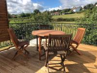 Charmant studio neuf tout équipé terrasse vue imprenable, parking facile gratuit - B&B Lézigneux