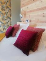 Habitación con cama extragrande.