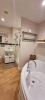 GOLD Penthouse Room 5min to Basingstoke Hospital - B&B