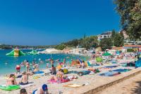 Apartment with a large terrace, 80 meters from the beach - B&B Pjescana uvala