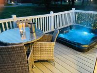 The Braunston Lodge with Hot Tub - B&B York