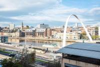 B&B Gateshead - Newcastle River View Quayside Apartment - Private Parking - Sleeps 7 - City Centre Walking Distance - Bed and Breakfast Gateshead