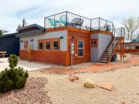 B&B Kanab - Timber & Tin F 2Bed 2Bath w Pool & Rooftop Deck - Bed and Breakfast Kanab