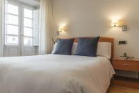 Habitación con cama grande y balcón