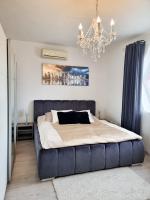 Spacious apartment near hockey and football arena - Bed and Breakfast
