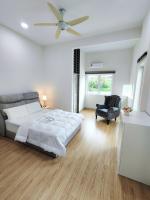 B&B Lahat - Ipoh Lake View Cozy Home Big House - Bed and Breakfast Lahat