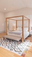 Suite mit Kingsize-Bett und Poolblick