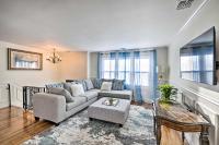 Bay Shore Vacation Rental with Shared Yard! - Ferienwohnung