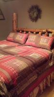 Zimmer mit Kingsize-Bett und Gartenblick.