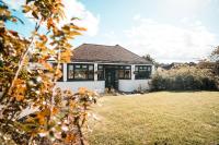 Modern Bungalow, Hot Tub, Work & Family Stays - Chambres d'hôtes Wouldham