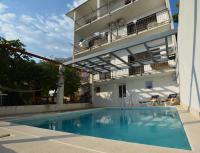 Entire home with a swimming pool for 12 in Marusici - B&B Marušići