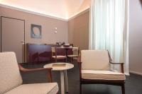 Zimmer mit Kingsize-Bett und Meerblick