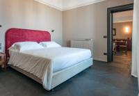 Zimmer mit Kingsize-Bett und Meerblick