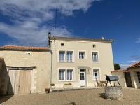 Gîte de charme avec piscine chauffée, jardin privatif et équipements bébés, à 15 min d’Angoulême - Chambres d'hôtes Vars