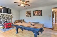Game Room, Fire Pit Family-Friendly Poconos Haven - B&B East Stroudsburg