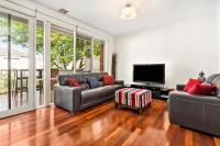B&B Melbourne - Kensington Escape - Balcony, BBQ and Parking - Bed and Breakfast Melbourne