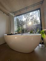 B&B Nunspeet - Vague Luxurious Tiny House Luxe Wellness, Spa Bad,Beamer, Veluwe - Bed and Breakfast Nunspeet