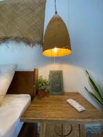 Habitación con cama extragrande y vistas a la piscina