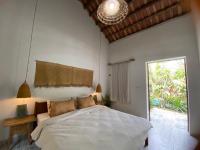 Habitación con cama extragrande y vistas a la piscina