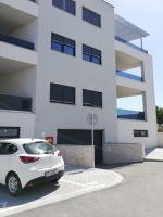 New Apartment Danijela, garden and garage place - B&B