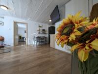 B&B Zagreb - Twin-Magnolias Condo with Garden, Parking & EV Station - Bed and Breakfast Zagreb