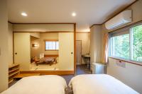 Camera Doppia con Letti Singoli con Area Tatami e Bagno in Comune