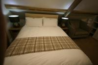 Habitación de lujo con cama extragrande y baño con ducha