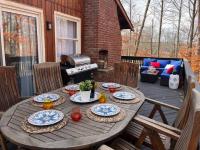 Stylish and Cozy Cabin, Walking Distance to Big Bass Lake - B&B Gouldsboro