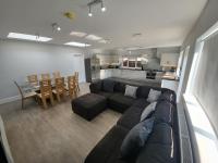 High Spec Large 6 Bedroom House! - Bed and Breakfast Kingston upon Thames
