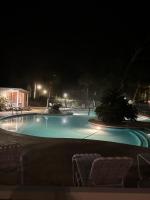 H5 close to the front pool and clubhouse downstairs by lake - Chambres d'hôtes Acme
