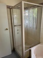 Habitación con cama grande y vistas al jardín