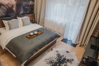 Habitación con cama extragrande y balcón