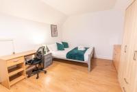 B&B Luton - Beautiful 3 bedroom house, Ashbnhm,Luton free parking - Bed and Breakfast Luton