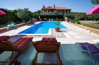 B&B Kanfanar - Apartments Villa Leylandia - Bed and Breakfast Kanfanar