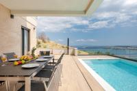 Villa Astera -heated pool, 4 bedrooms, and sea views - Bed and Breakfast Seget Vranjica