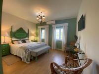 Habitación con cama extragrande.