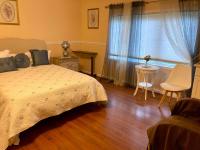 Zimmer mit Queensize-Bett und Gartenblick