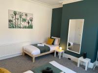 B&B Gateshead - Kitchener - Wonderful 2-Bedroom Apt Sleeps 5 Free Parking Free WiFi - Bed and Breakfast Gateshead