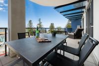 Ocean View Spacious Luxury 3 Bedroom, Pool, Central, Walk everywhere 6PM CHECKOUT - B&B