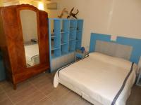 Estudio con cama grande adaptado para personas con movilidad reducida