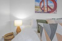 Stylish Beachside Comfort Your Brighton Retreat - Bed and Breakfast