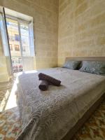 Habitación con cama extragrande y balcón