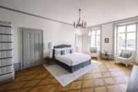 Zimmer mit Kingsize-Bett und Seeblick